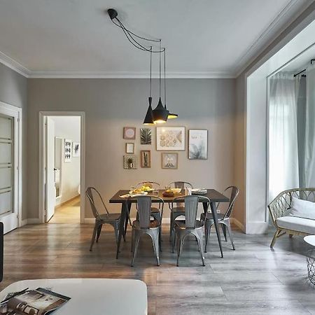 Magnificent 4 Bedroom Apartment In Eixample Barcellona Esterno foto