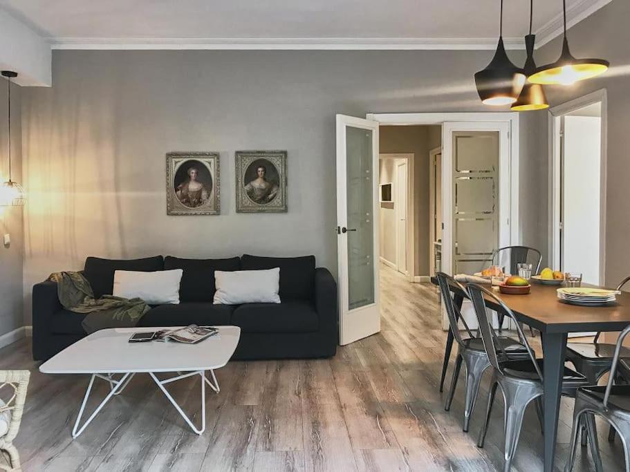 Magnificent 4 Bedroom Apartment In Eixample Barcellona Esterno foto