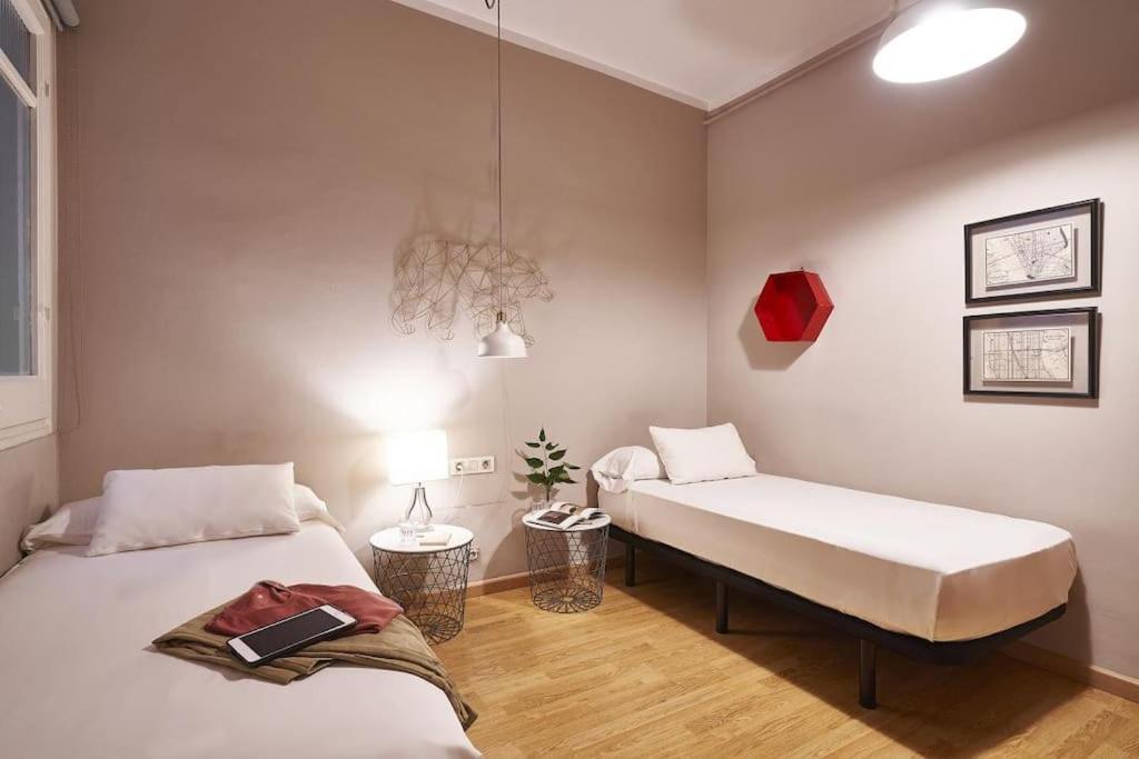 Magnificent 4 Bedroom Apartment In Eixample Barcellona Esterno foto