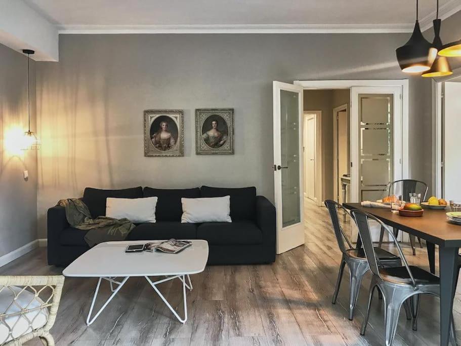 Magnificent 4 Bedroom Apartment In Eixample Barcellona Esterno foto